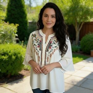 Calesaa quarter bell Sleeve white blouse floral embroidery size small v neck